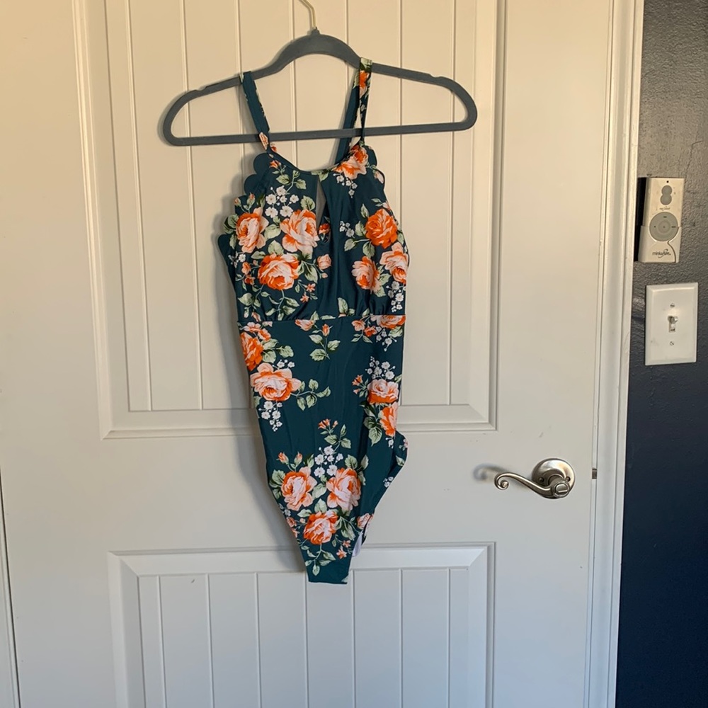NWOT Cupshe XL suit- keyhole neck